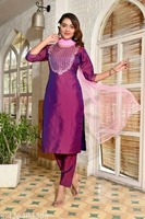 FULPARI Women Embroidery Rayon Straight Kurta 