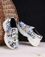 Up to 88% Off on Casual Shoes 