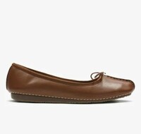 Flat 70% Off on Clarks Men's & Women's Footwears + Extra discount with coupon 